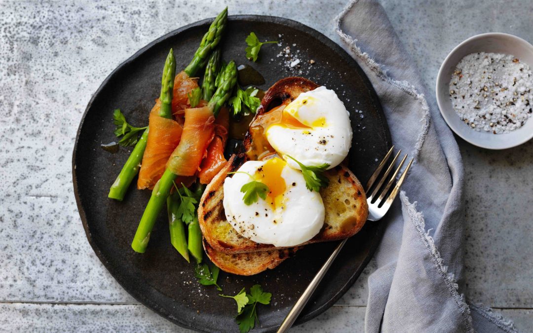Poached egg with smoked salmon and asparagus dippers